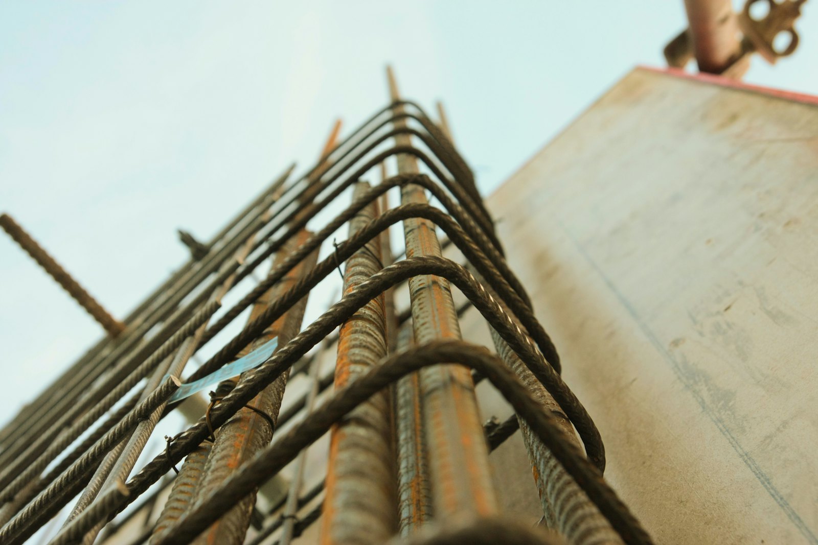 Barras de refuerzo de acero vistas desde abajo en una columna en construcción